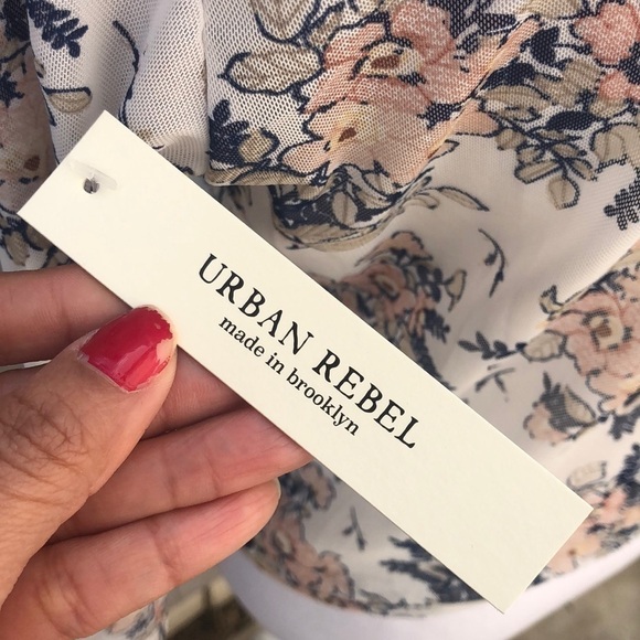 Floral blouse Size M New with tags - Picture 6 of 7